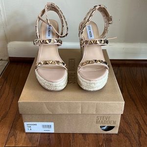 Steve Madden Sessions Wedge in Tan size 7